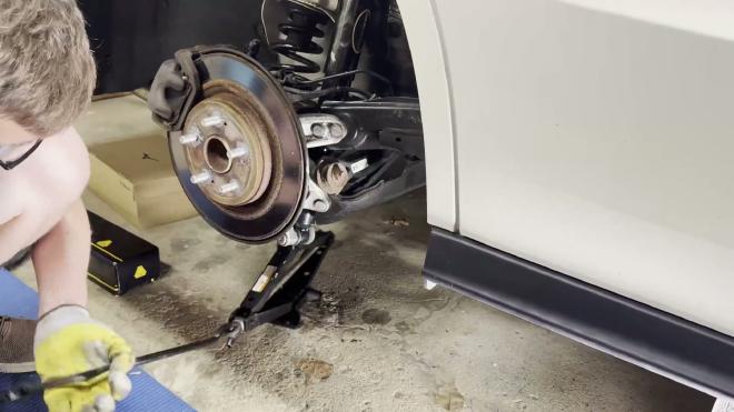 Aligning the upper mounts of the new Honda Odyssey rear shock