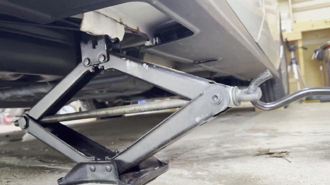 Factory jack positioned under the Honda Odyssey jacking point