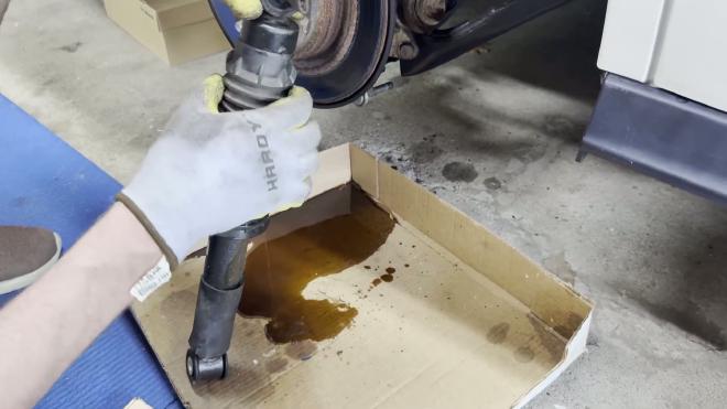 Oil leaking from the removed Honda Odyssey rear shock