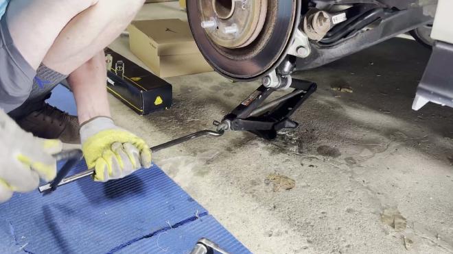 Using a second jack to raise the Honda Odyssey rear suspension