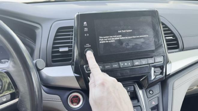 Pressing the Honda Odyssey audio power button to clear the anti-theft message