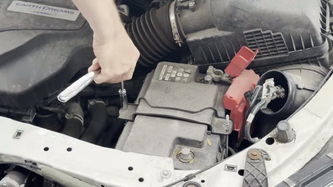 Loosening the Honda Odyssey battery hold-down bracket with a 10 mm socket