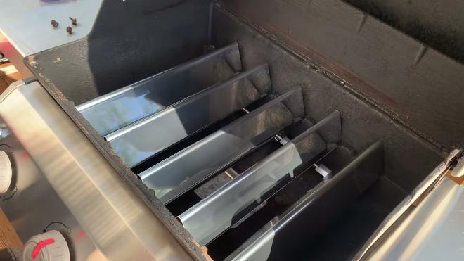 Reinstalling the Weber grill flavorizer bars