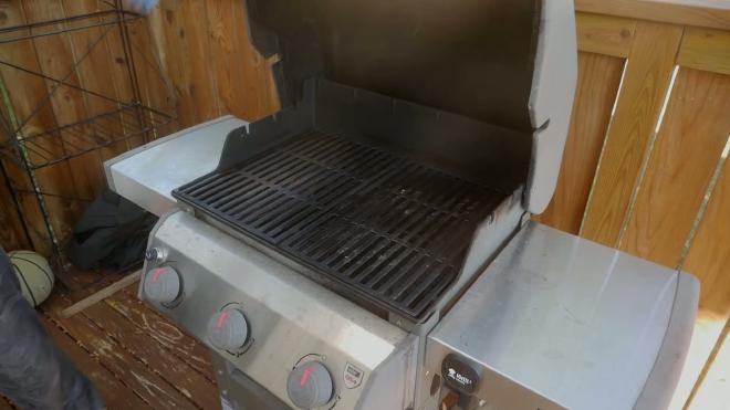 Removing the grill grates from the Weber grill