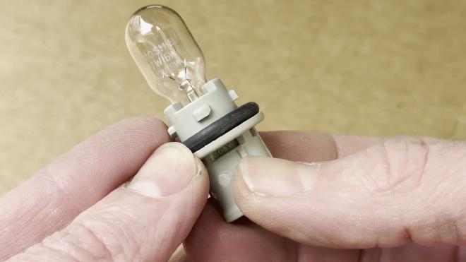 Replacing the Toyota RAV4 reverse backup light bulb